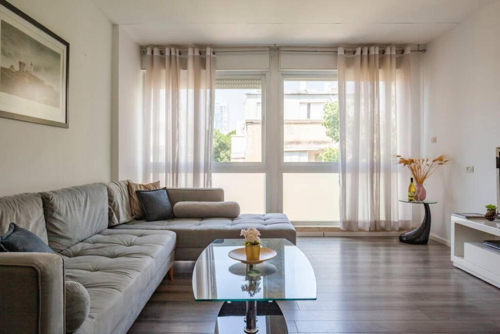 Big Apartment Next To Gordon Beach Plus Free Parking Tel Aviv Eksteriør bilde
