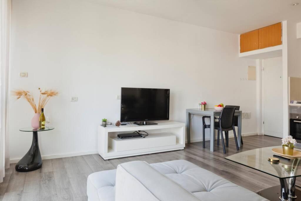 Big Apartment Next To Gordon Beach Plus Free Parking Tel Aviv Eksteriør bilde